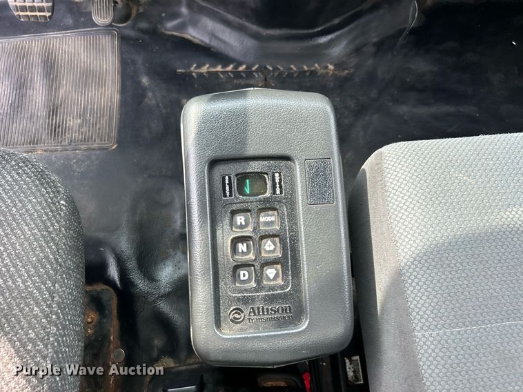 image for item LV9087 2015 Hino 338  box truck