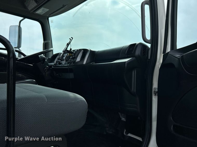 image for item LV9087 2015 Hino 338  box truck