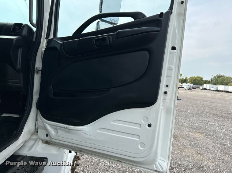 image for item LV9087 2015 Hino 338  box truck