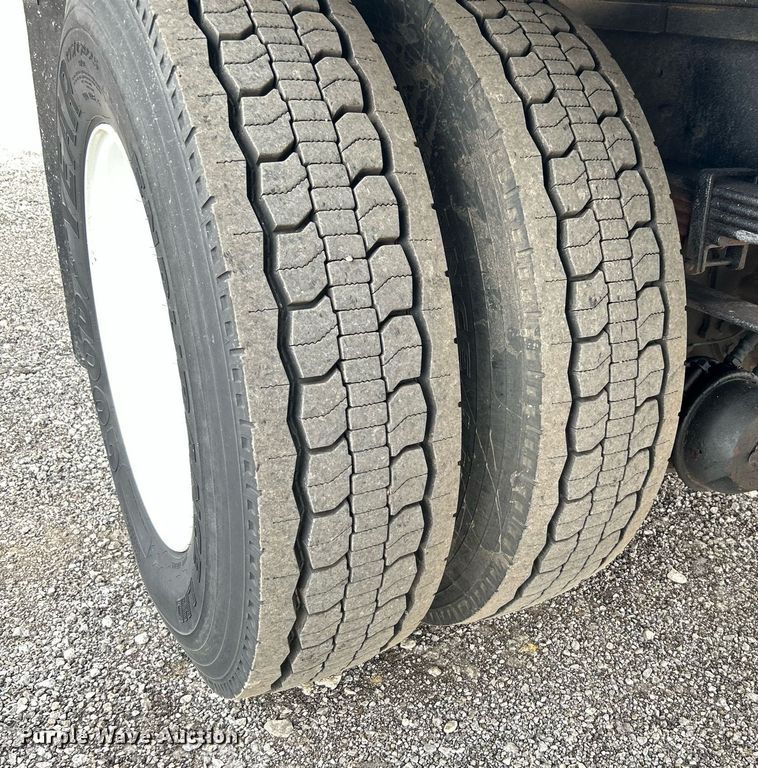 image for item LV9087 2015 Hino 338  box truck