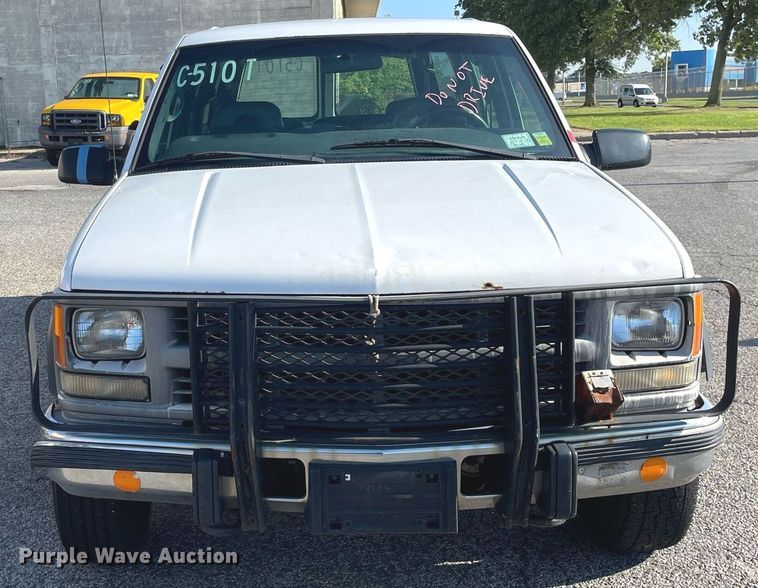 image for item LV9873 1999 Chevrolet Suburban  SUV