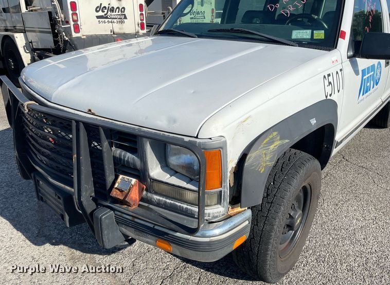 image for item LV9873 1999 Chevrolet Suburban  SUV