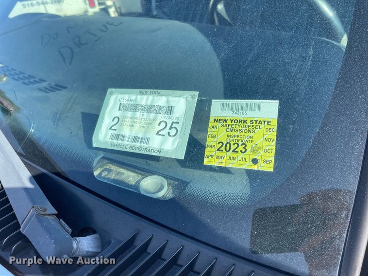 image for item LV9873 1999 Chevrolet Suburban  SUV