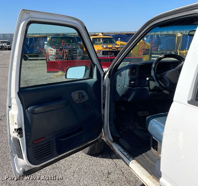 image for item LV9873 1999 Chevrolet Suburban  SUV