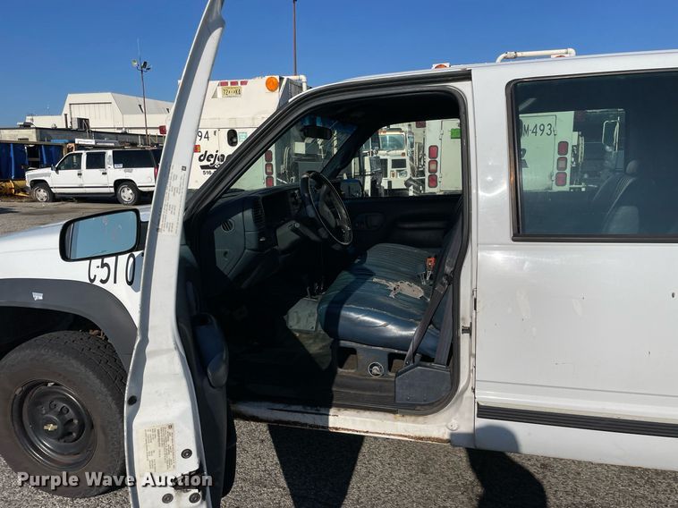 image for item LV9873 1999 Chevrolet Suburban  SUV