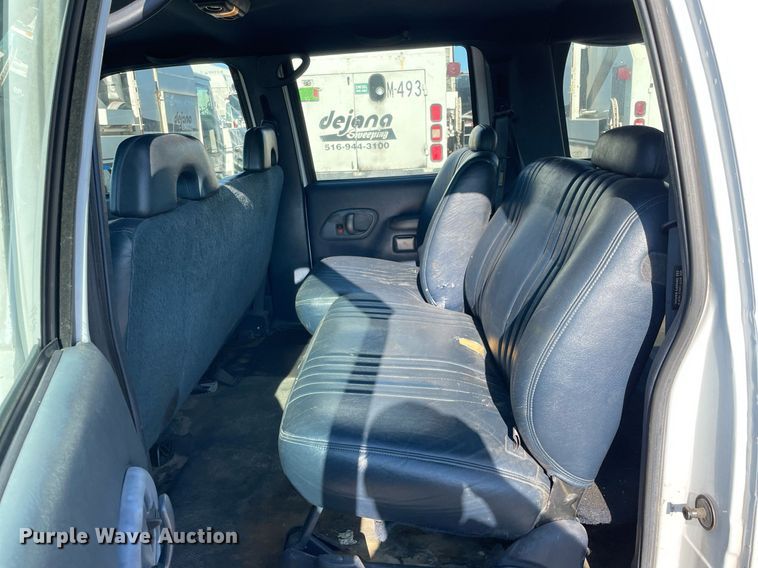 image for item LV9873 1999 Chevrolet Suburban  SUV