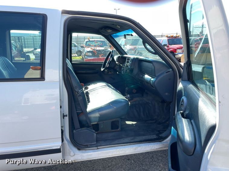 image for item LV9873 1999 Chevrolet Suburban  SUV