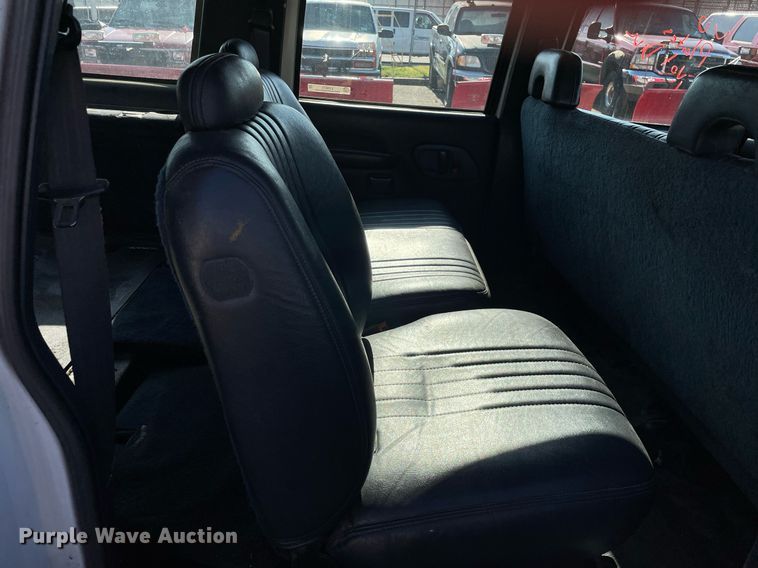 image for item LV9873 1999 Chevrolet Suburban  SUV