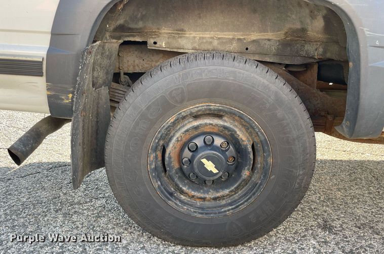 image for item LV9873 1999 Chevrolet Suburban  SUV