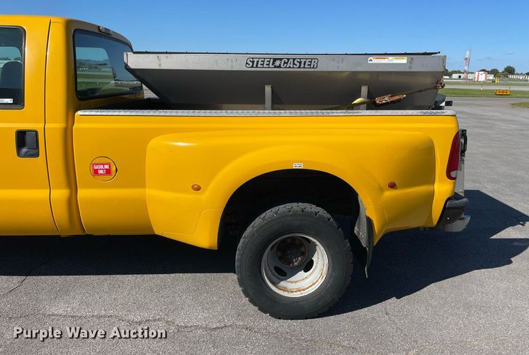 image for item LV9897 2001 Ford 350 Super Duty  Crew Cab pickup truck