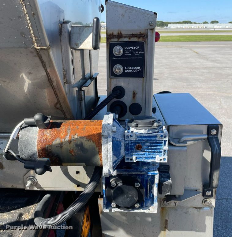 image for item LV9897 2001 Ford 350 Super Duty  Crew Cab pickup truck