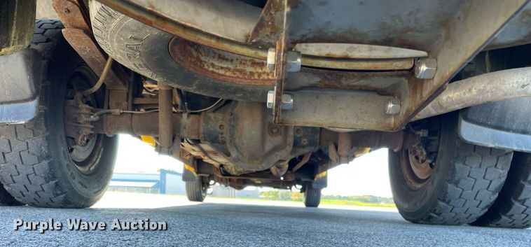 image for item LV9897 2001 Ford 350 Super Duty  Crew Cab pickup truck