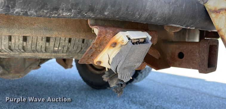 image for item LV9897 2001 Ford 350 Super Duty  Crew Cab pickup truck