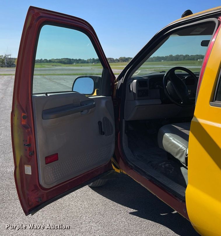 image for item LV9897 2001 Ford 350 Super Duty  Crew Cab pickup truck