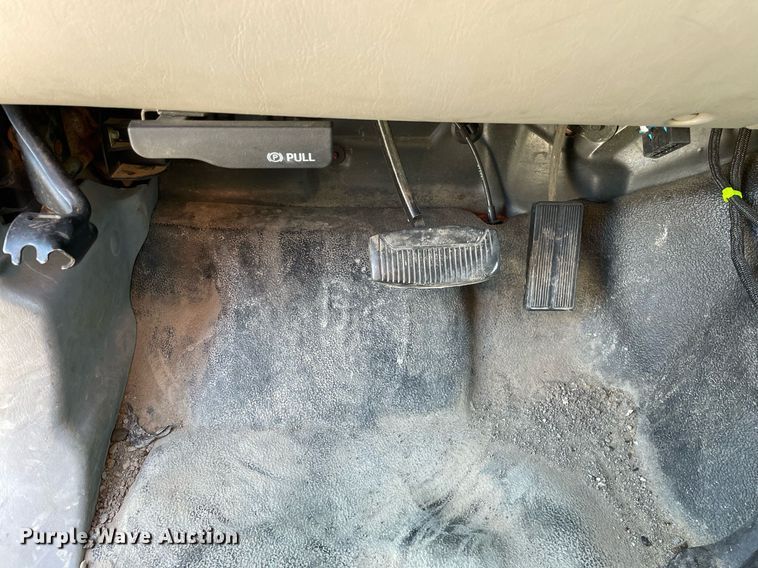 image for item LV9897 2001 Ford 350 Super Duty  Crew Cab pickup truck