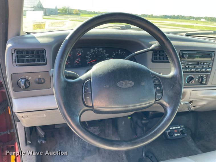 image for item LV9897 2001 Ford 350 Super Duty  Crew Cab pickup truck