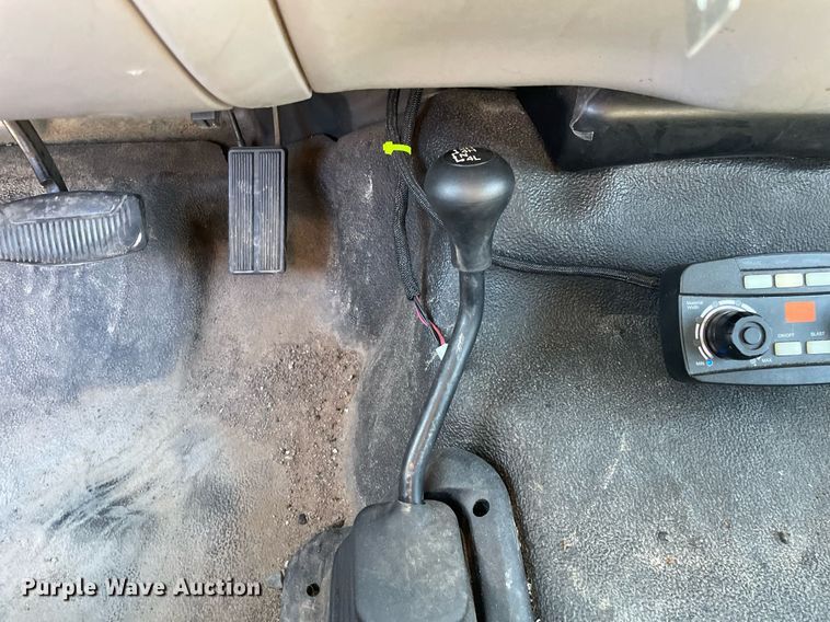 image for item LV9897 2001 Ford 350 Super Duty  Crew Cab pickup truck