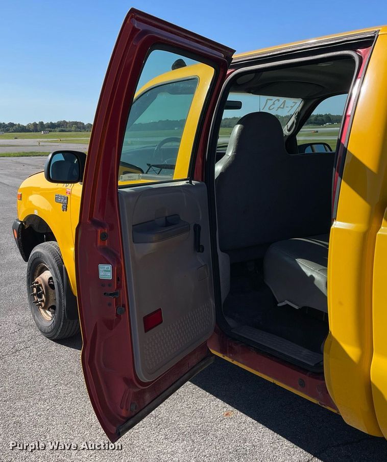 image for item LV9897 2001 Ford 350 Super Duty  Crew Cab pickup truck