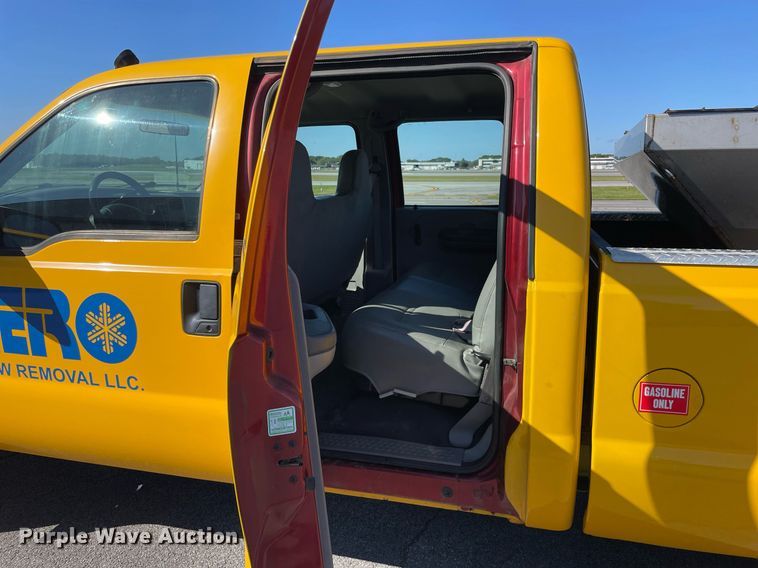 image for item LV9897 2001 Ford 350 Super Duty  Crew Cab pickup truck