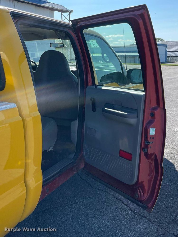 image for item LV9897 2001 Ford 350 Super Duty  Crew Cab pickup truck