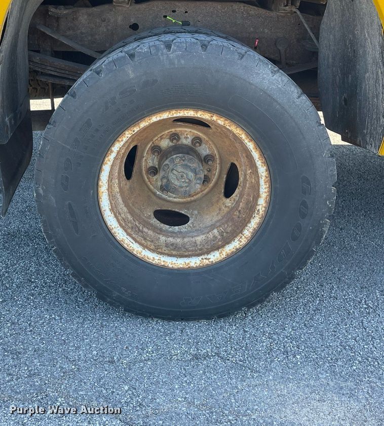 image for item LV9897 2001 Ford 350 Super Duty  Crew Cab pickup truck