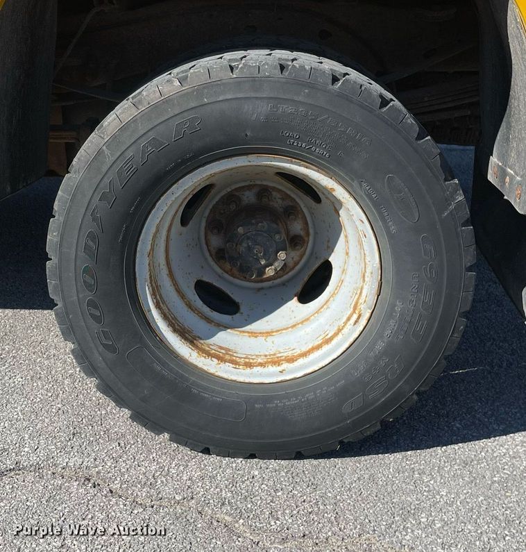 image for item LV9897 2001 Ford 350 Super Duty  Crew Cab pickup truck