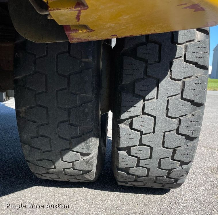 image for item LV9897 2001 Ford 350 Super Duty  Crew Cab pickup truck