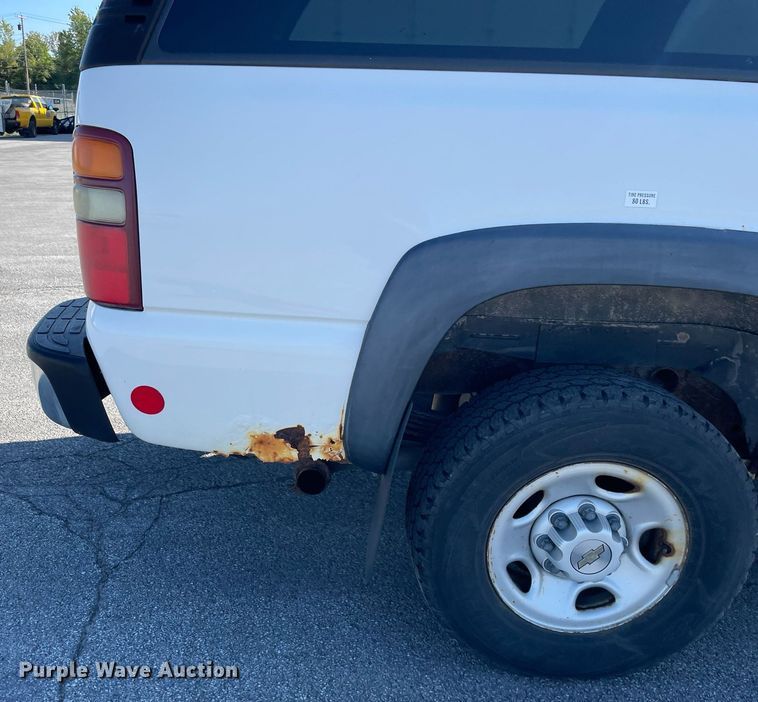 image for item LV9898 2001  Chevrolet Suburban  SUV