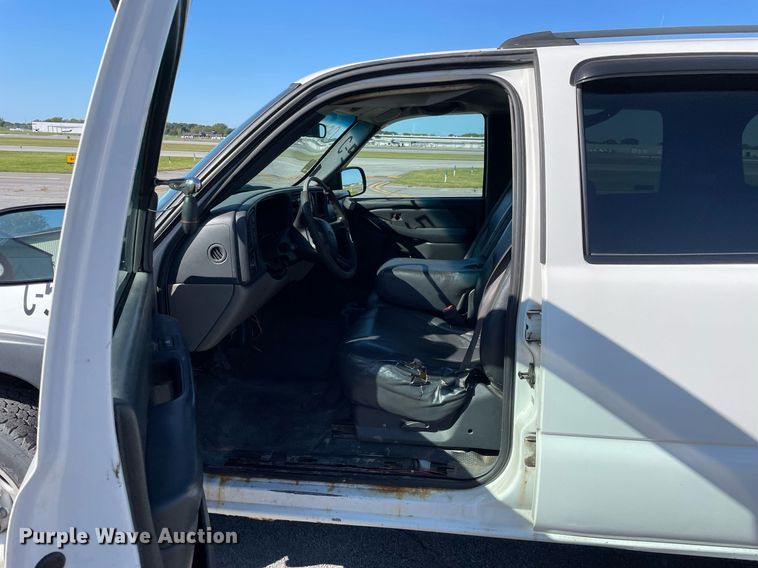 image for item LV9898 2001  Chevrolet Suburban  SUV