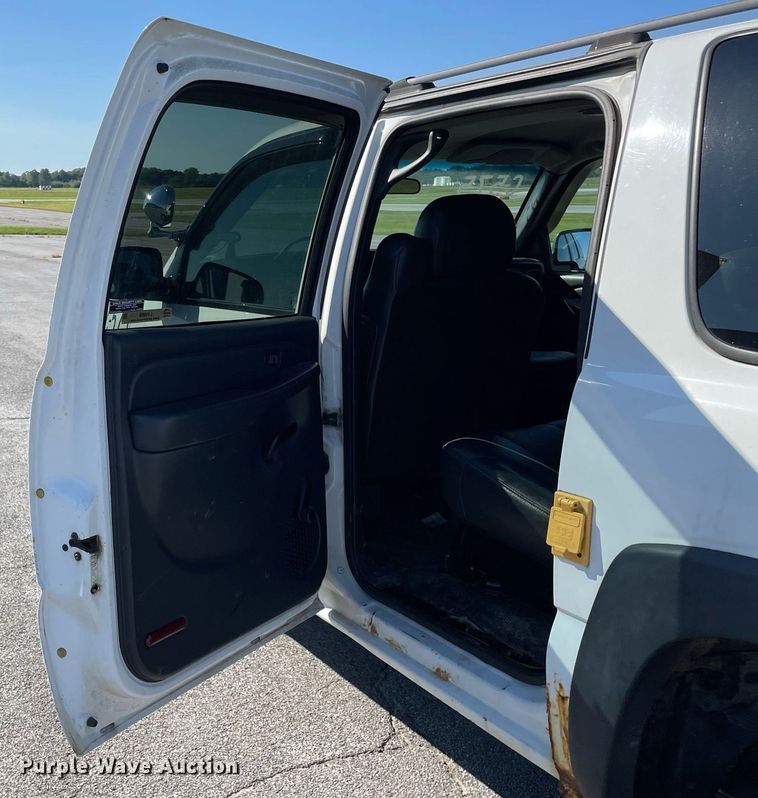 image for item LV9898 2001  Chevrolet Suburban  SUV