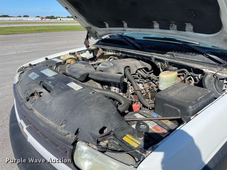 image for item LV9898 2001  Chevrolet Suburban  SUV