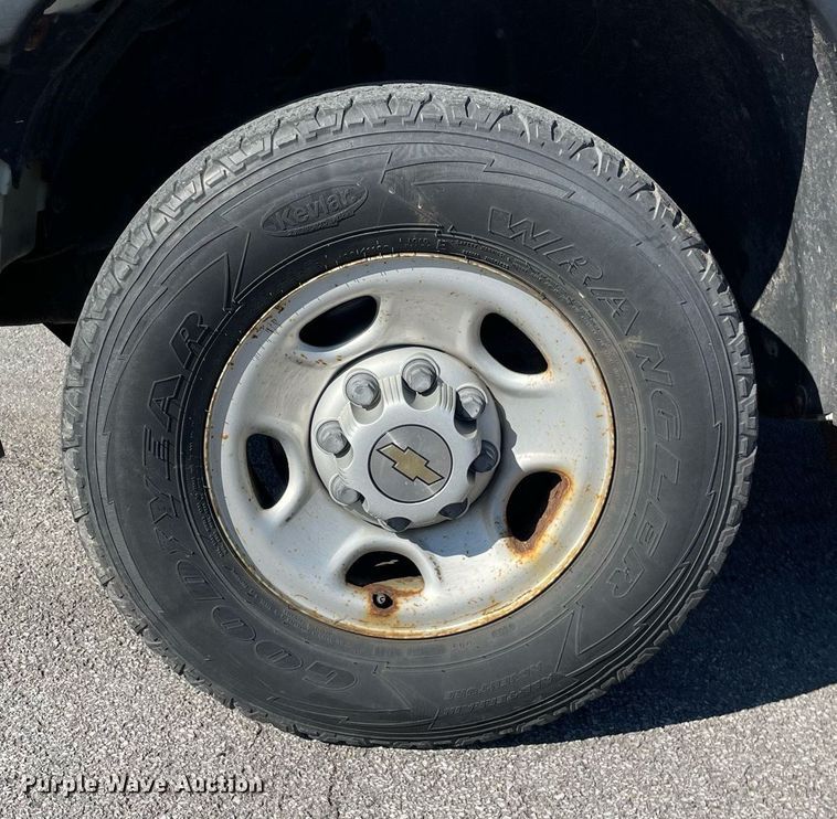 image for item LV9898 2001  Chevrolet Suburban  SUV