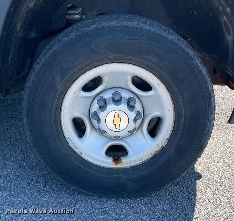 image for item LV9898 2001  Chevrolet Suburban  SUV