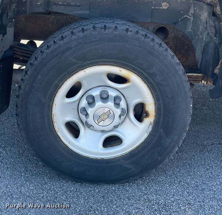 image for item LV9898 2001  Chevrolet Suburban  SUV