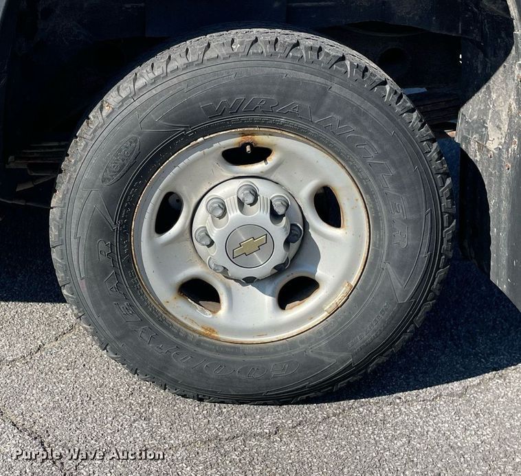 image for item LV9898 2001  Chevrolet Suburban  SUV