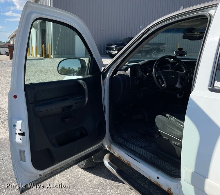 image for item LV9902 2008 Chevrolet Silverado 2500HD  Crew Cab pickup truck