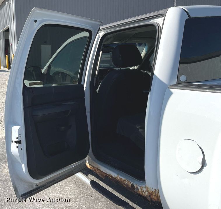 image for item LV9902 2008 Chevrolet Silverado 2500HD  Crew Cab pickup truck