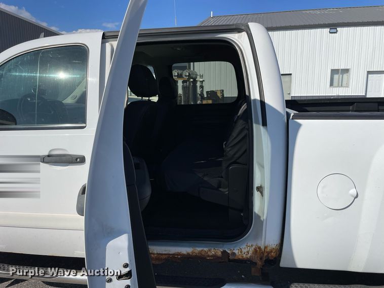 image for item LV9902 2008 Chevrolet Silverado 2500HD  Crew Cab pickup truck