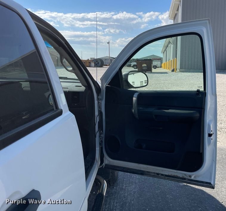 image for item LV9902 2008 Chevrolet Silverado 2500HD  Crew Cab pickup truck