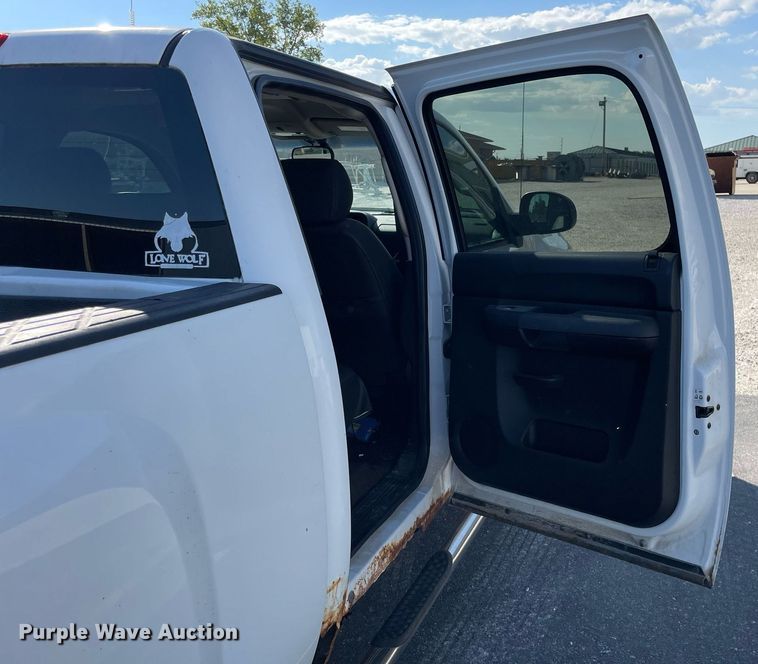image for item LV9902 2008 Chevrolet Silverado 2500HD  Crew Cab pickup truck