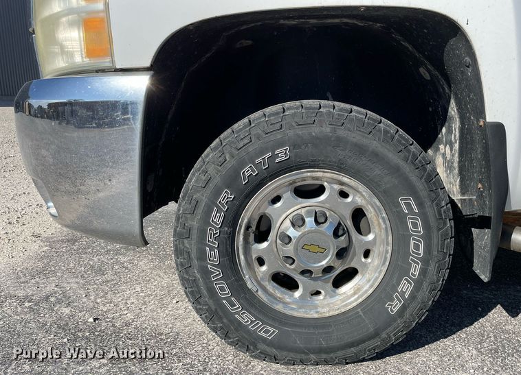 image for item LV9902 2008 Chevrolet Silverado 2500HD  Crew Cab pickup truck