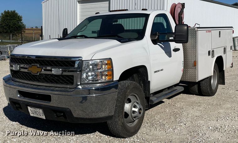 image for item LV9903 2013 Chevrolet Silverado 3500HD  utility bed pickup truck