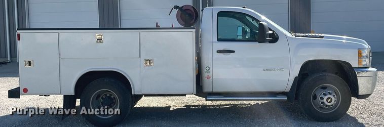 image for item LV9903 2013 Chevrolet Silverado 3500HD  utility bed pickup truck
