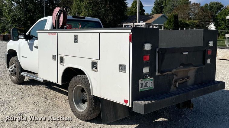 image for item LV9903 2013 Chevrolet Silverado 3500HD  utility bed pickup truck