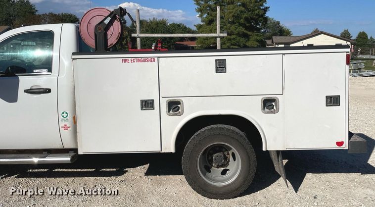 image for item LV9903 2013 Chevrolet Silverado 3500HD  utility bed pickup truck