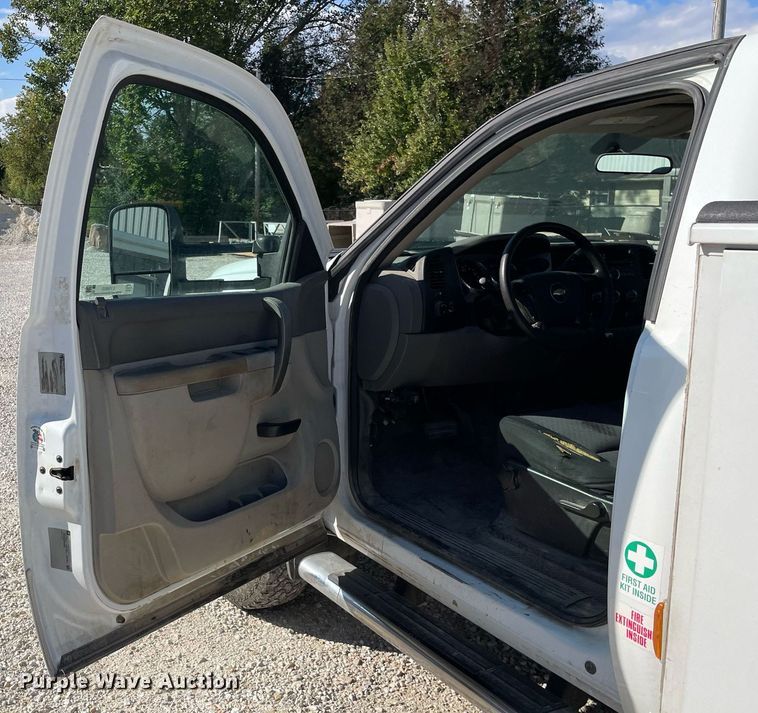 image for item LV9903 2013 Chevrolet Silverado 3500HD  utility bed pickup truck