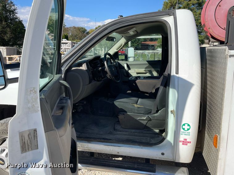 image for item LV9903 2013 Chevrolet Silverado 3500HD  utility bed pickup truck