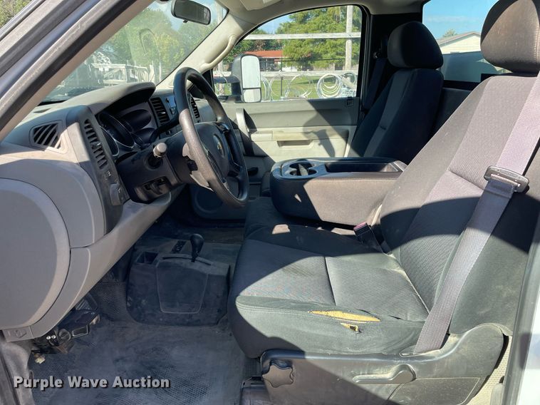 image for item LV9903 2013 Chevrolet Silverado 3500HD  utility bed pickup truck