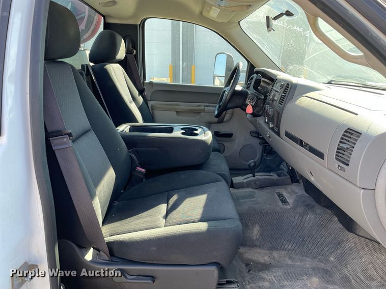 image for item LV9903 2013 Chevrolet Silverado 3500HD  utility bed pickup truck