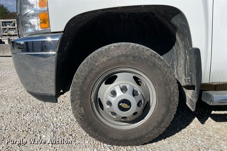 image for item LV9903 2013 Chevrolet Silverado 3500HD  utility bed pickup truck